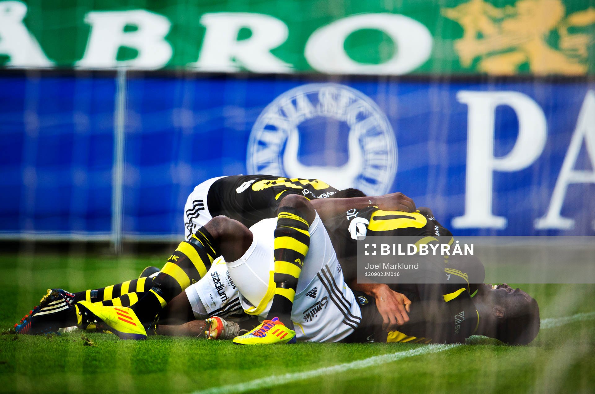 Fotboll, Allsvenskan, AIK - Helsingborg: AIK-spelare ligger över varandra och kramas efter 2-1-målet.