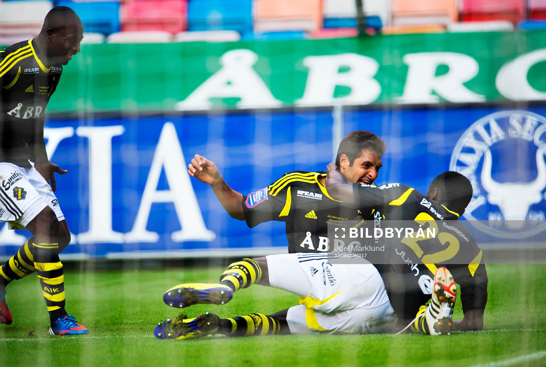 Fotboll, Allsvenskan, AIK - Helsingborg: En jublande Celso Borges, AIK, kramas om av Kwame Karikari efter 2-1-målet.