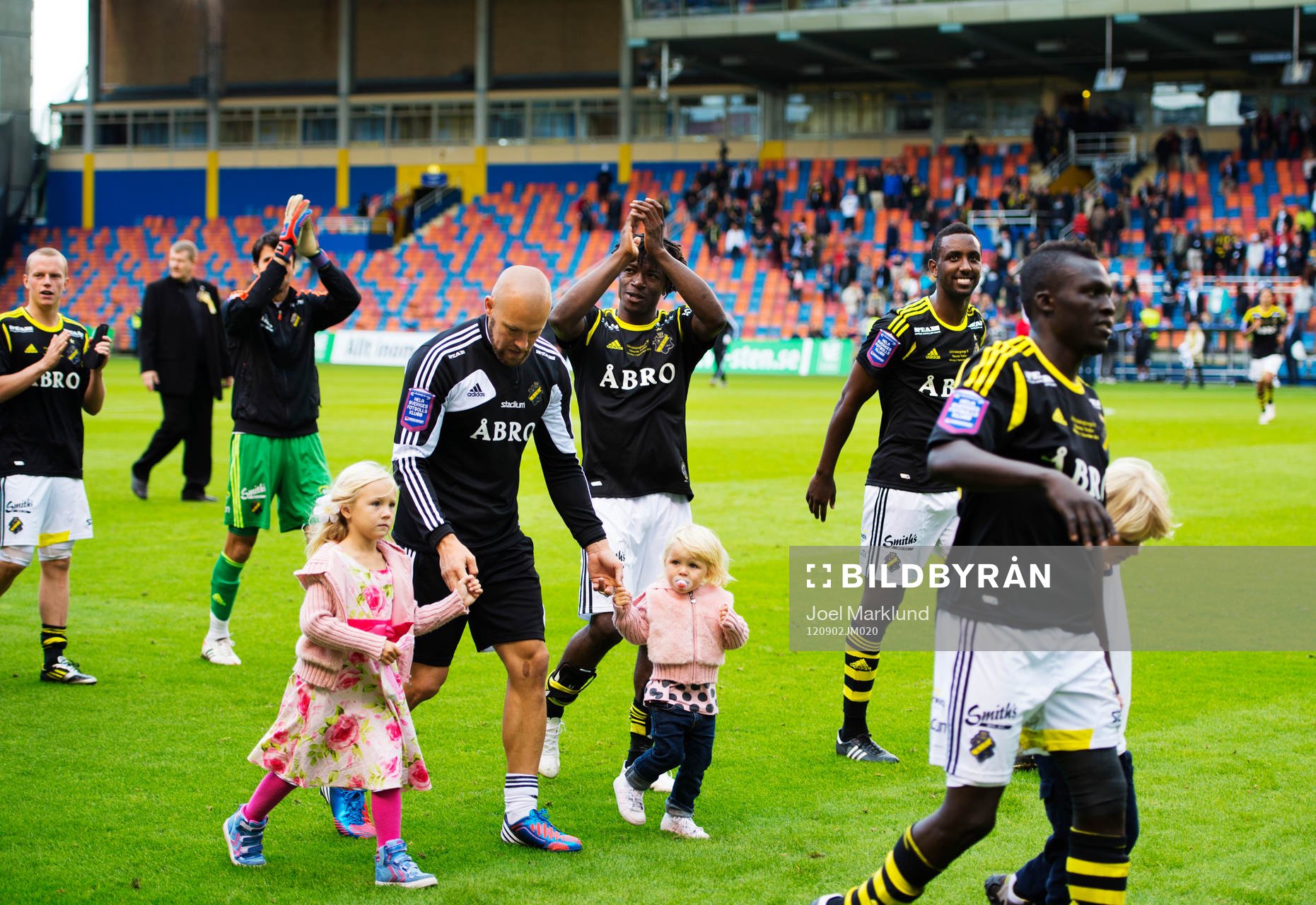 Mohamed Bangura och Henok Goitom, AIK, tackar publiken