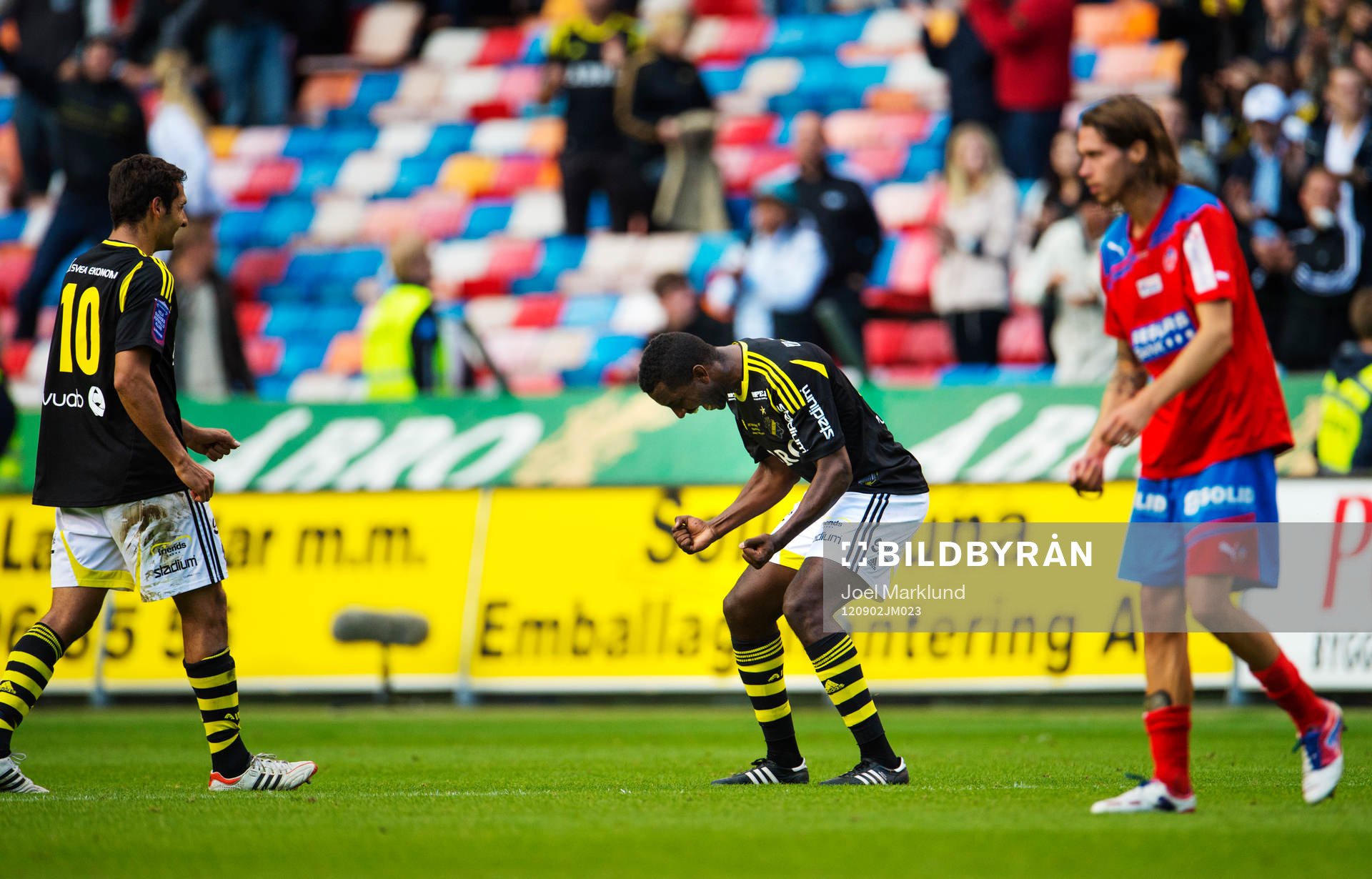 Fotboll, Allsvenskan, AIK - Helsingborg: Celso Borges, AIK, och Henok Goitom jublar efter vinsten.
© Bildbyrån - 86239 - 