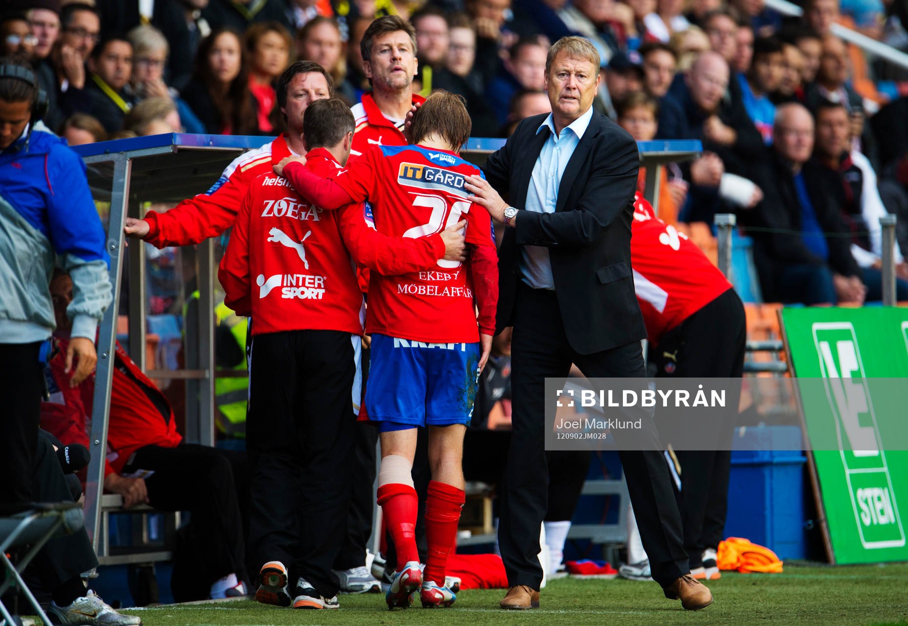 Jere Uronen, Helsingborg, får en klapp av Åge Hareide,