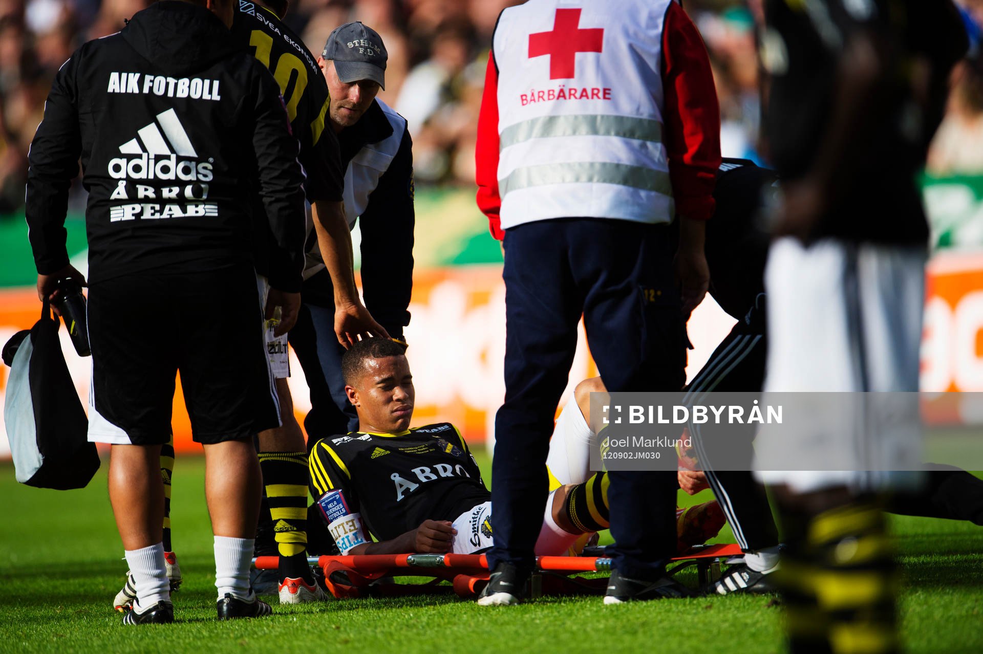 Robin Quaison, AIK, ligger på bår, skadad