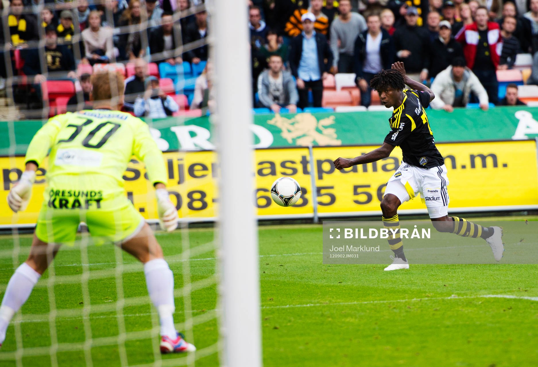Mohamed Bangura, AIK, skjuter mot mål
