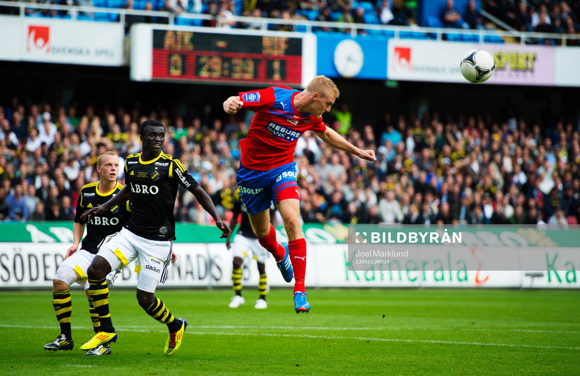 Peter Larsson, Helsingborg, rensar undan bollen på nick