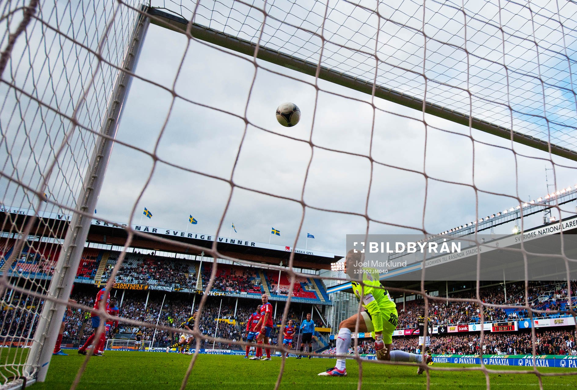 Pär Hansson, målvakt, Helsingborg, ser 2-1-bollen gå in