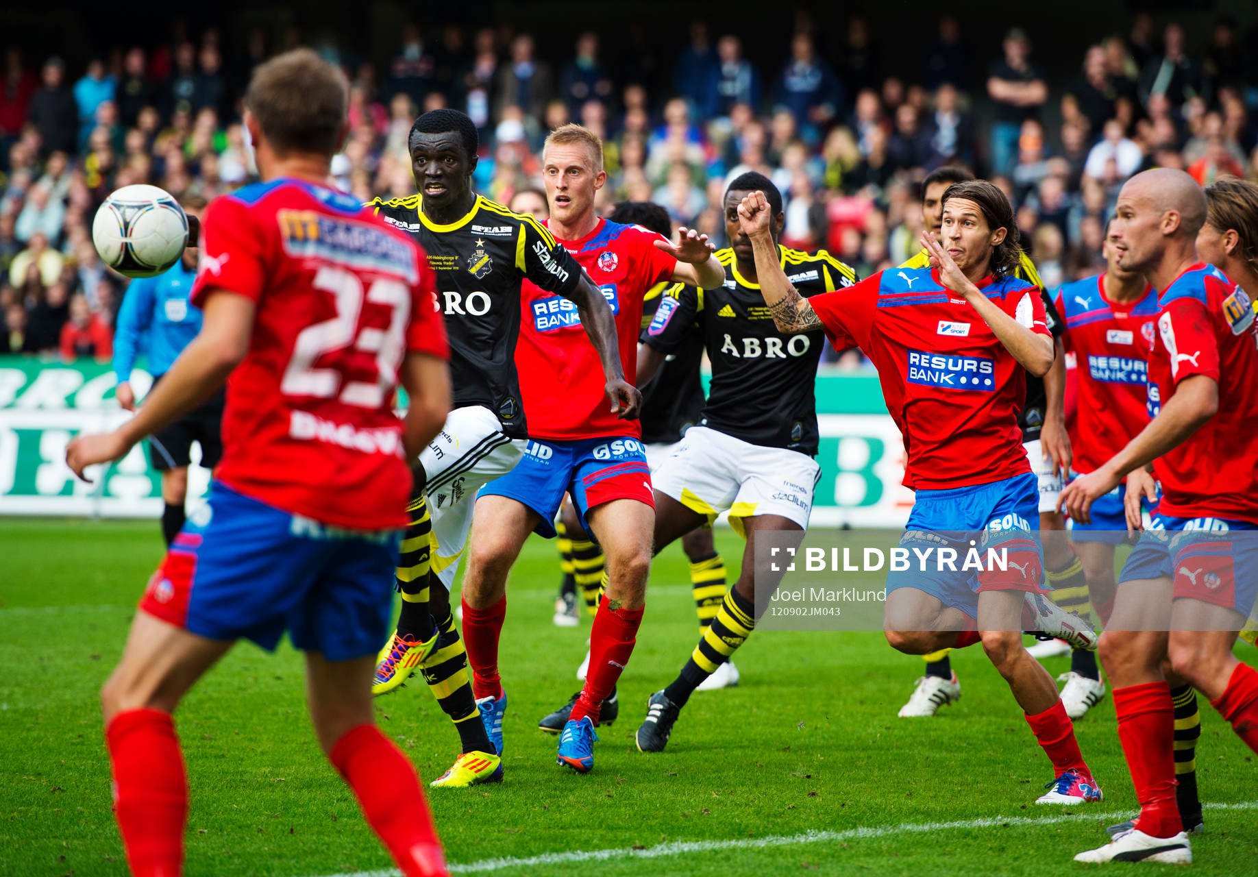 Kwame Karikari, AIK, på väg mot bollen