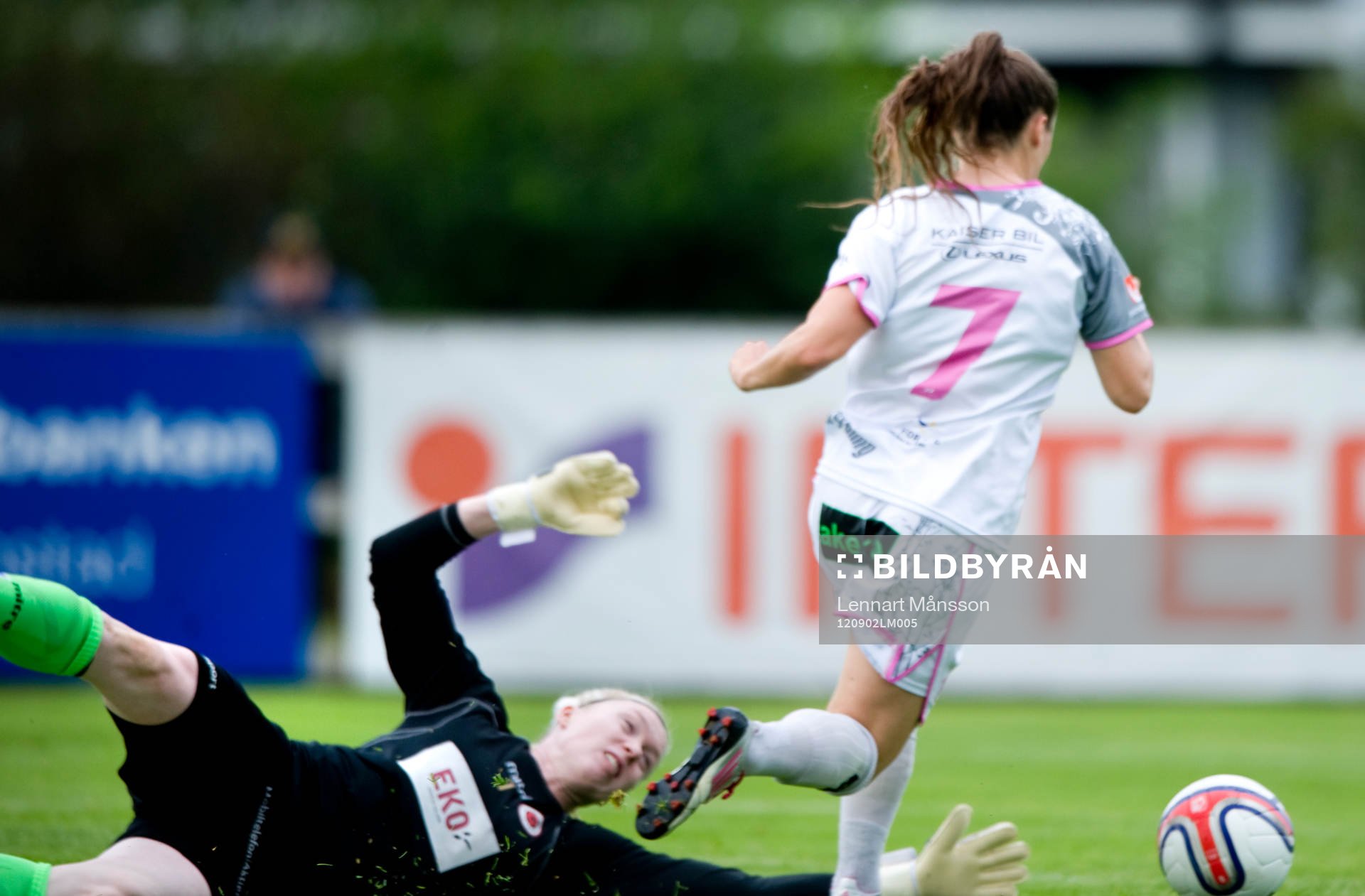 2-0, Ramona Bachmann, Malmö, som rundar Hedvig Lindahl,