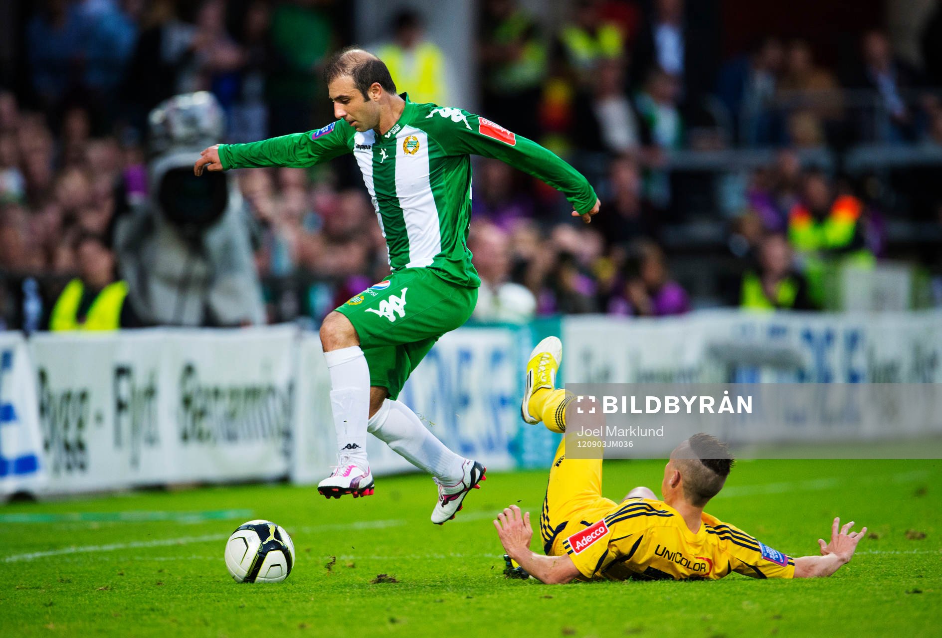 Kennedy Bakircioglu, Hammarby, undviker en tackling från