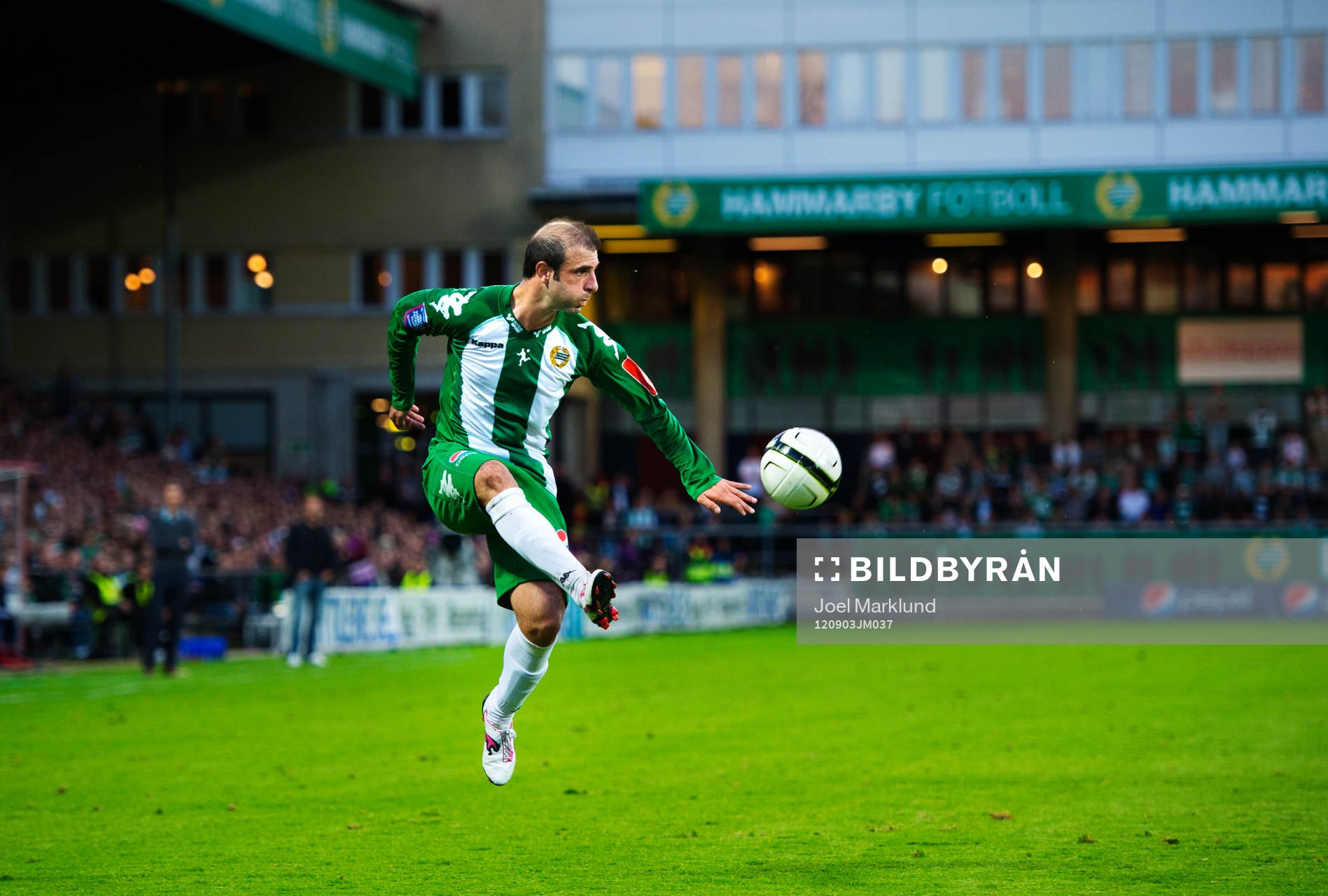 Kennedy Bakircioglu, Hammarby, tar ner bollen