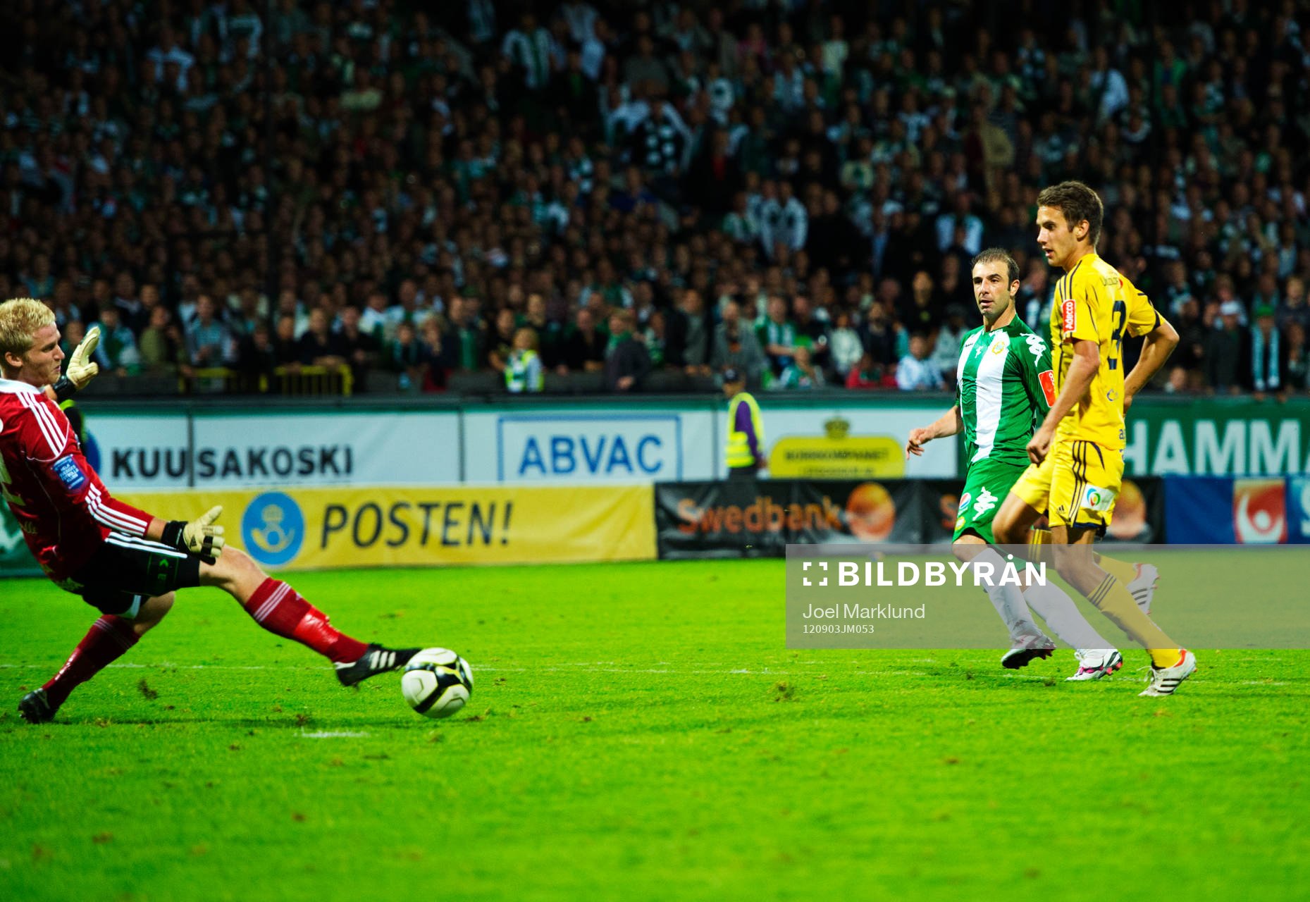 Kennedy Bakircioglu, Hammarby, skjuter ett skott som går