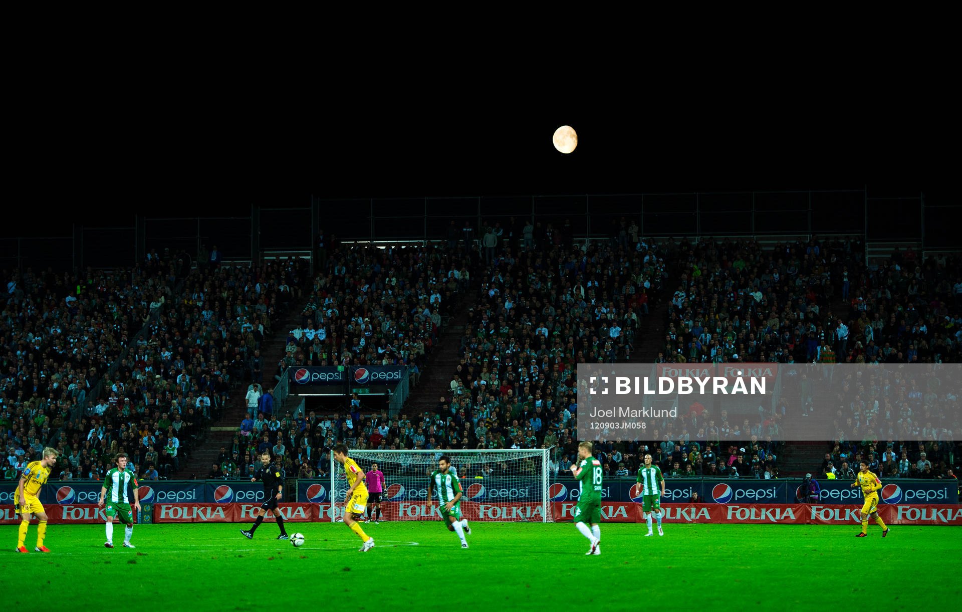 Månen skiner över Söderstadion