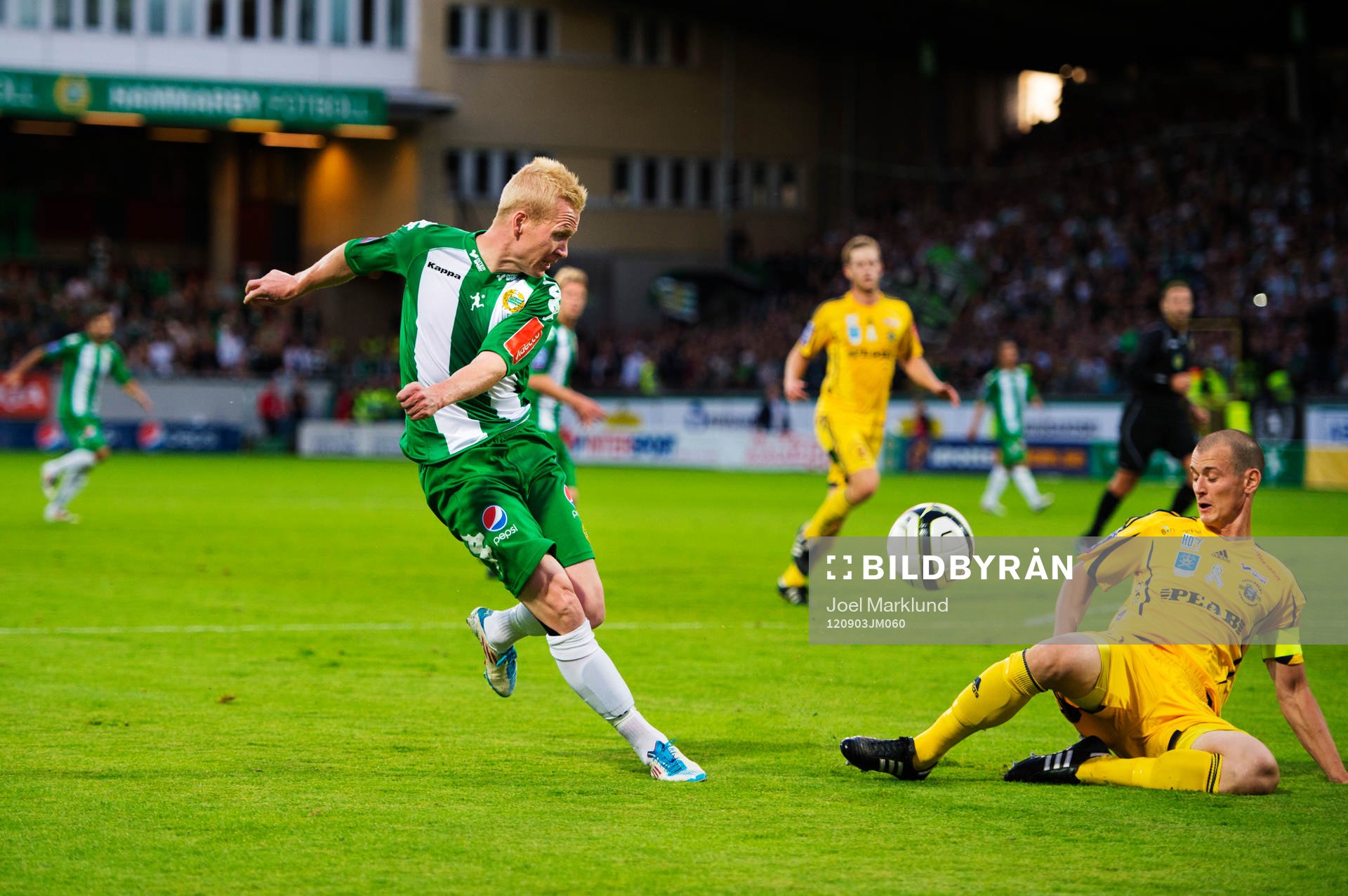 Mattias Adelstam, Hammarby, passar in bollen