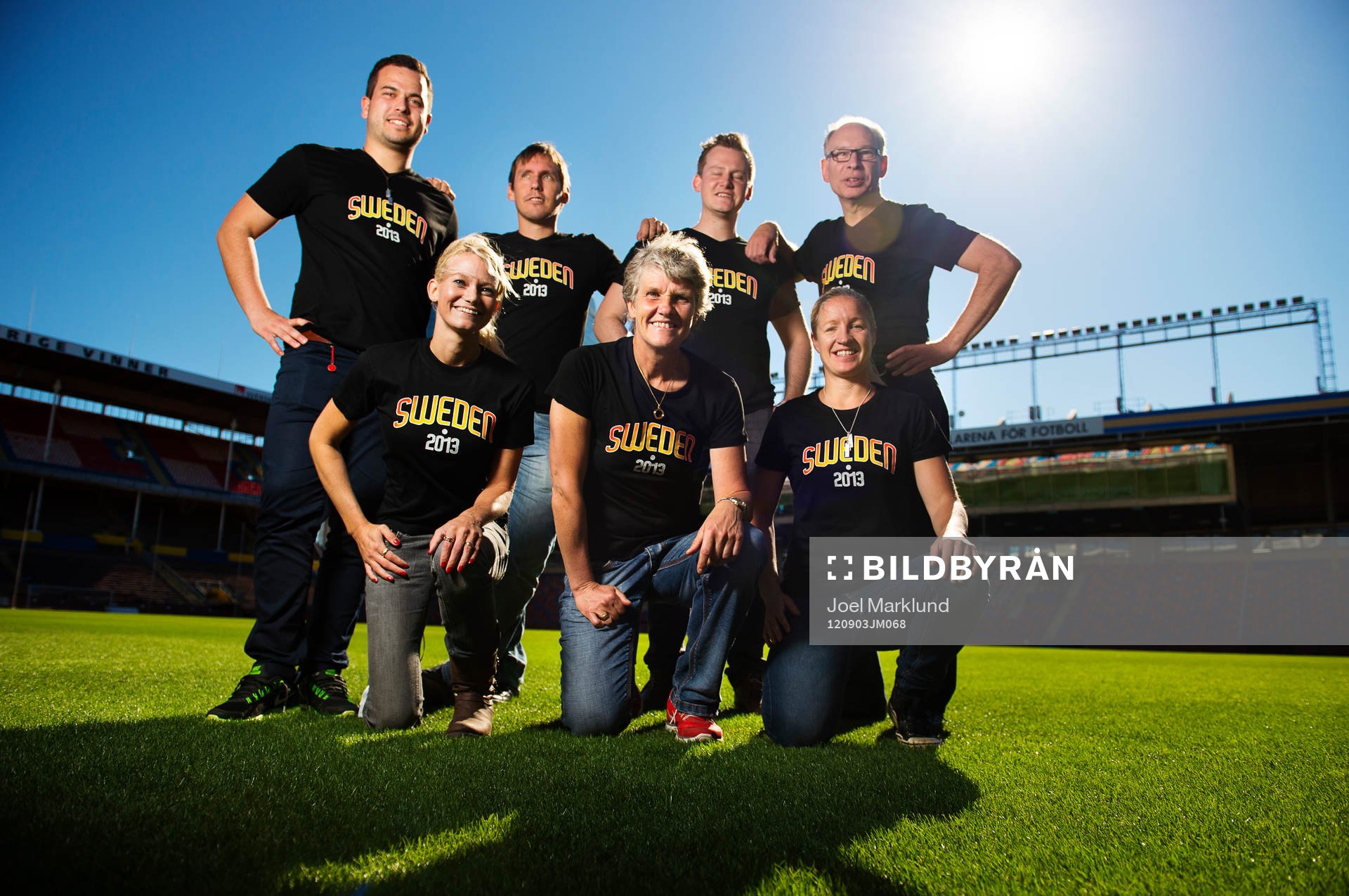 Fotboll, dam, Fotbollförbundet, presskonferens: Pia Sundhage presenteras på Råsunda som kommande förbundskapten för Sveriges damfotbollslag. Teamet runt damfotbolls-EM 2012 hälsade henne välkommen.