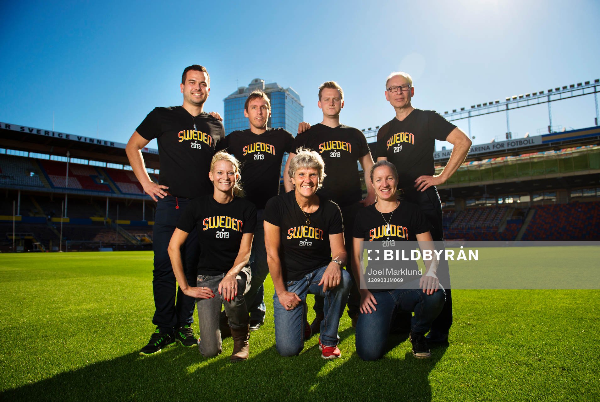 Fotboll, dam, Fotbollförbundet, presskonferens: Pia Sundhage presenteras på Råsunda som kommande förbundskapten för Sveriges damfotbollslag. Teamet runt damfotbolls-EM 2012 hälsade henne välkommen.