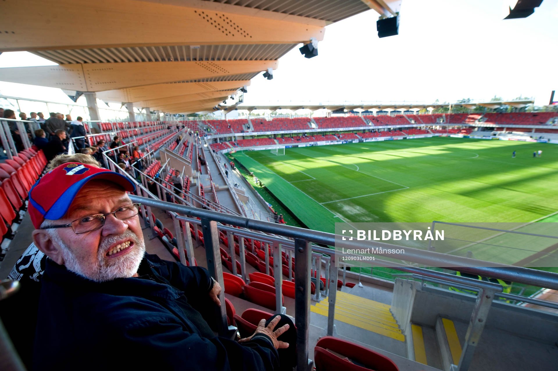 Dom första supportrarna på plats, väntar på