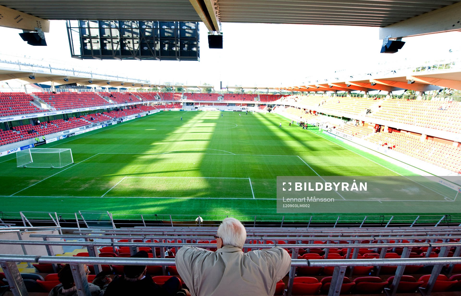 Dom första supportrarna på plats, väntar på