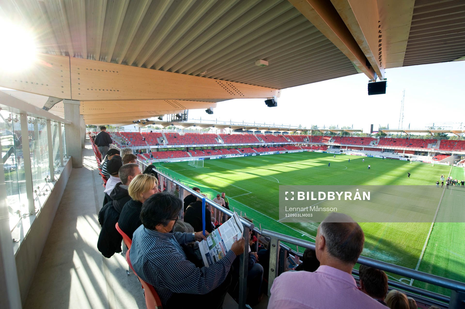 Dom första supportrarna på plats, väntar på
