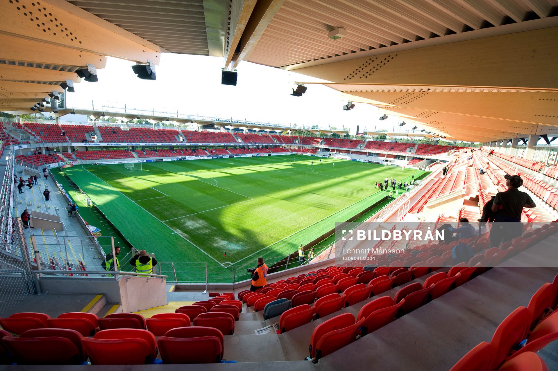 Dom första supportrarna på plats, väntar på