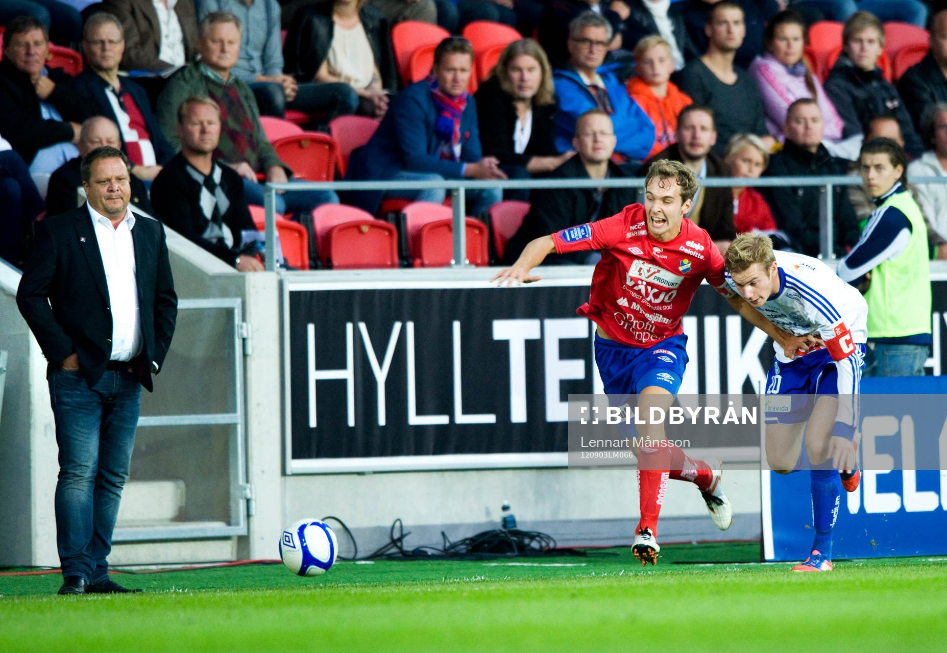 Alexander Henningsson, Öster, sprintar ifrån sin back,
