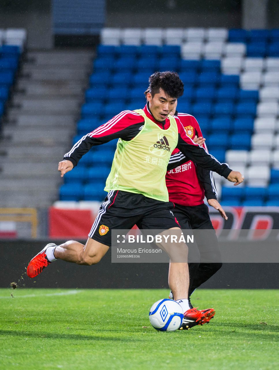  Kina tränare på Olympiastadion inför matchen mot Sverige. Zheng Zhi, Kina