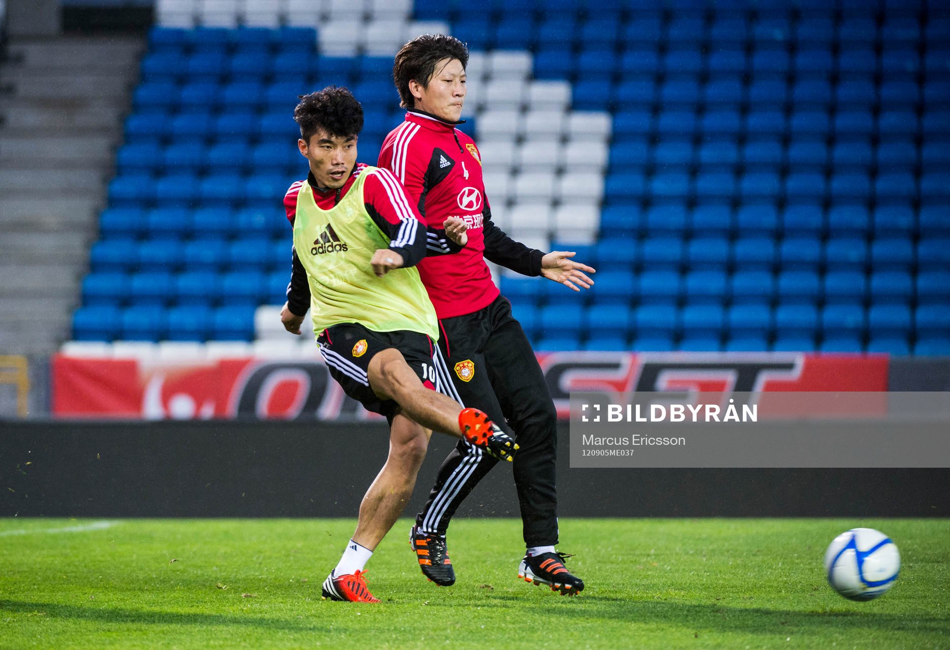  Kina tränare på Olympiastadion inför matchen mot Sverige. Zheng Zhi, Kina