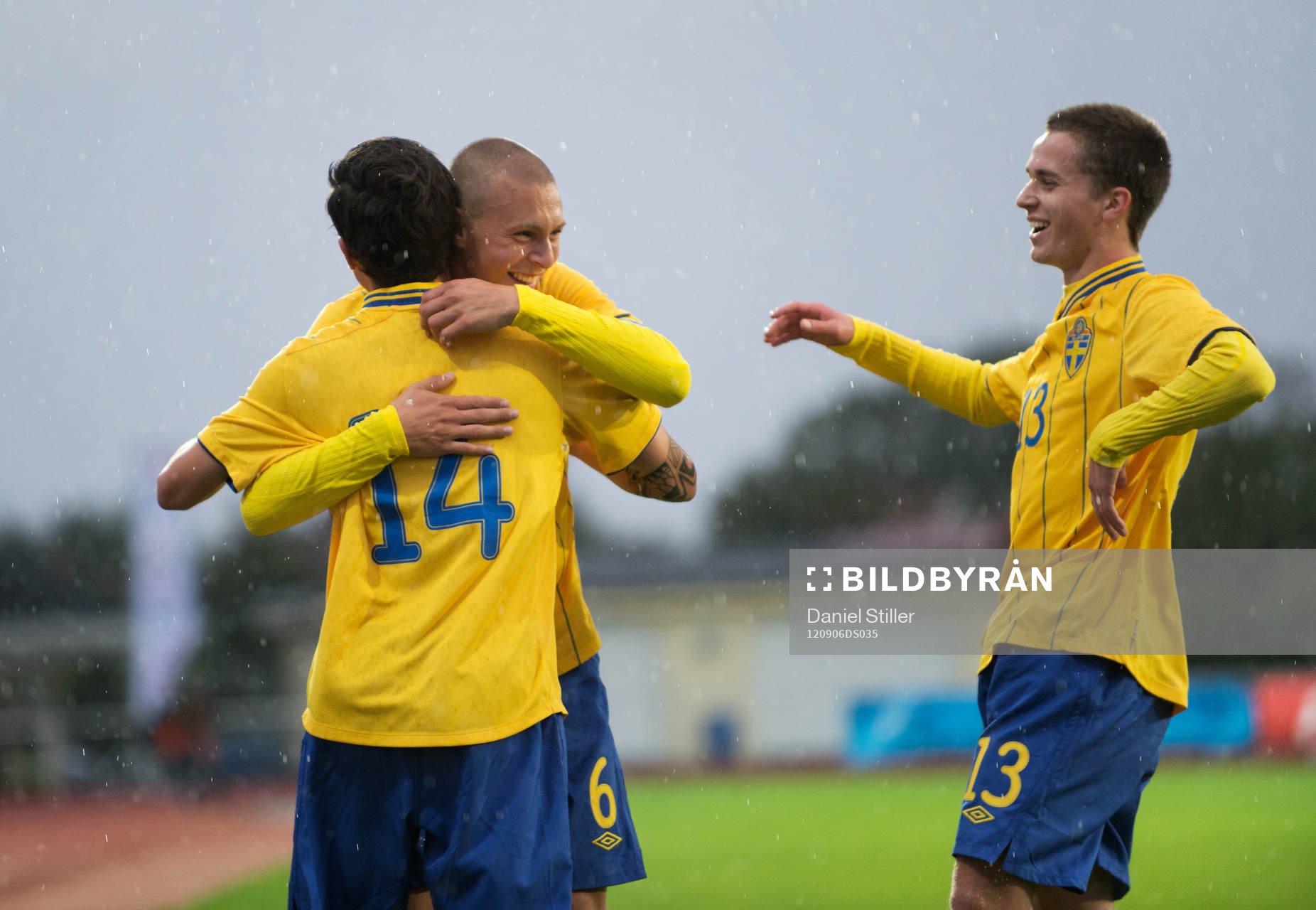 Fotboll, P18/94, Landskamp, Sverige - Danmark: David Moberg Karlsson, Sverige, gör 1-0, jubel Victor Nilsson Lindelöf, Adam Lundkvist
