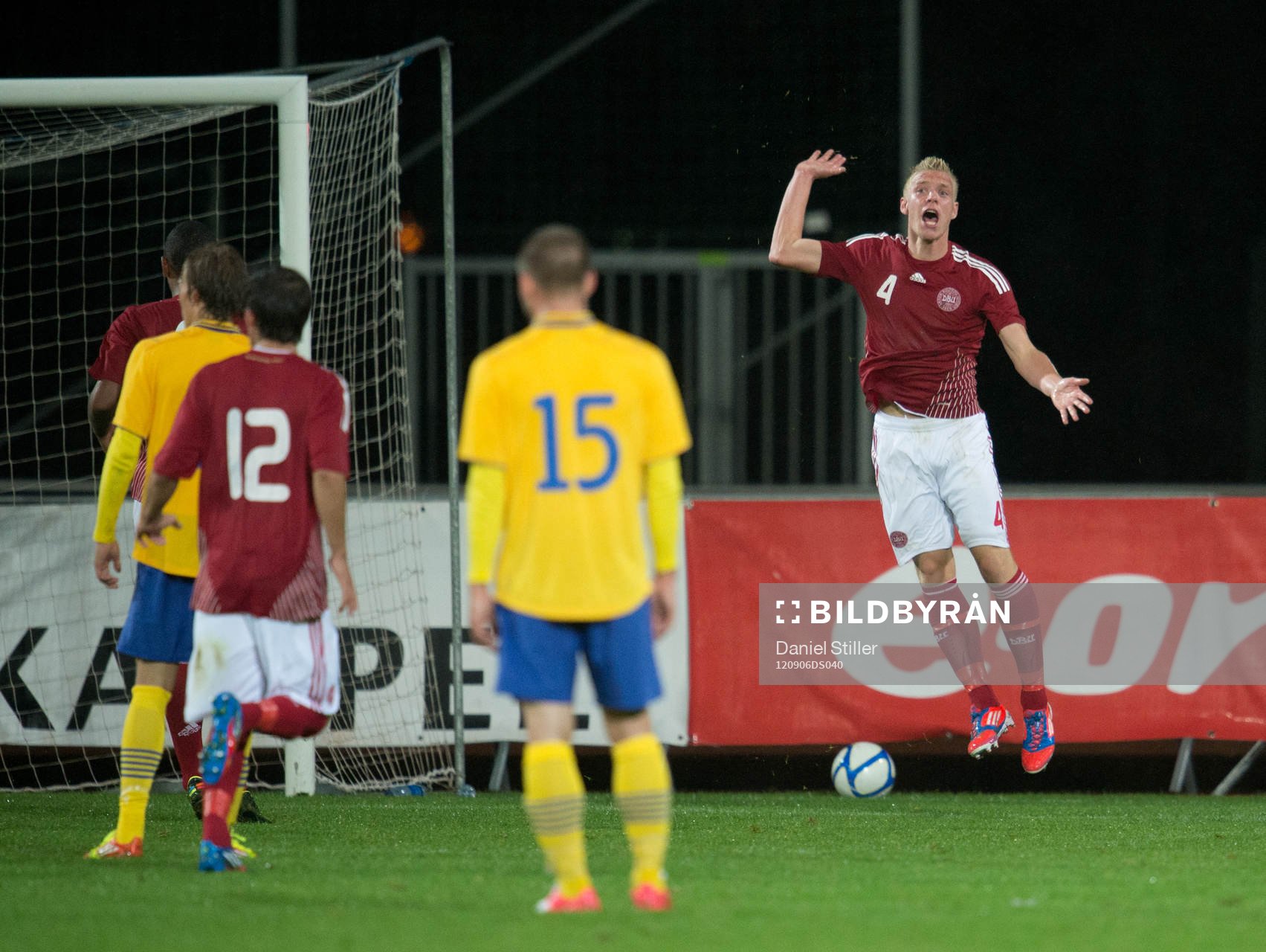 Fotboll, P18/94, Landskamp, Sverige - Danmark: Mads Nielsen, Danmark, gör 1-2, jubel