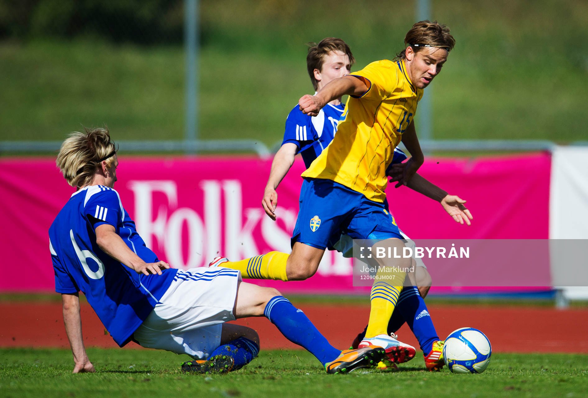 Christoffer Nyman, Sverige, tar sig förbi två finska