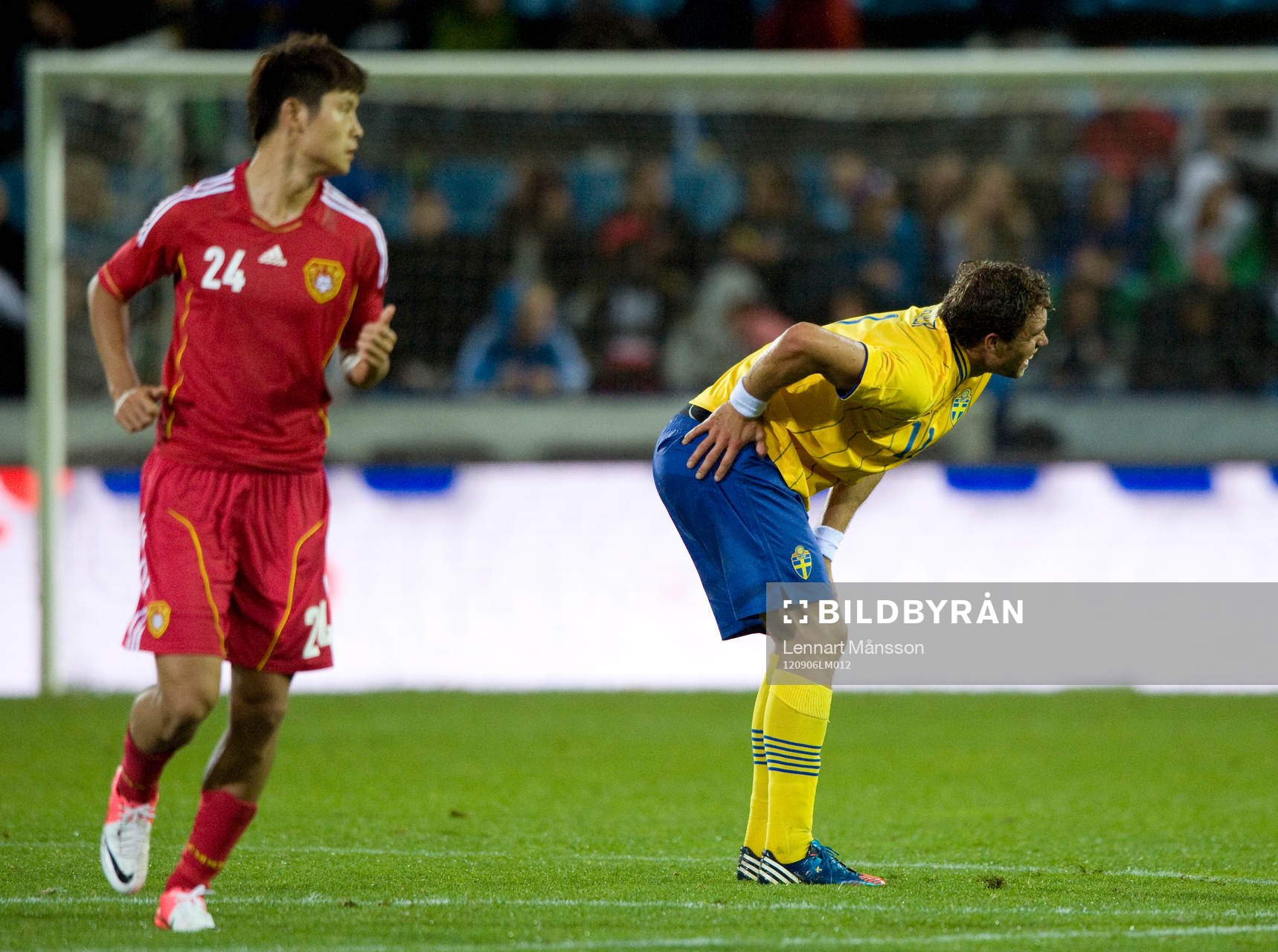 Målskytten Johan Elmander, Sverige, tar sig för höften