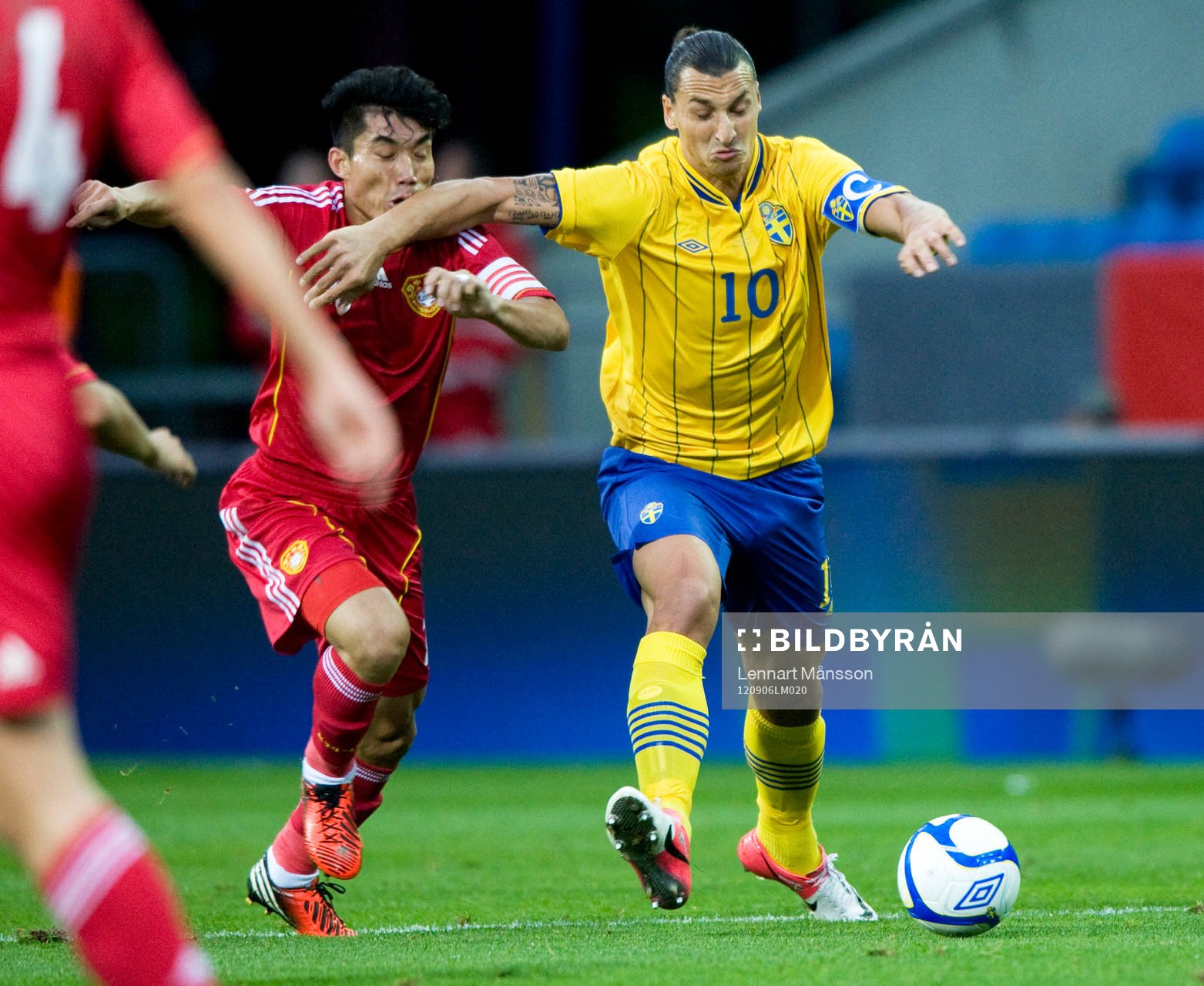 Zlatan Ibrahimovic, Sverige, sätter en armbåge i ansiktet