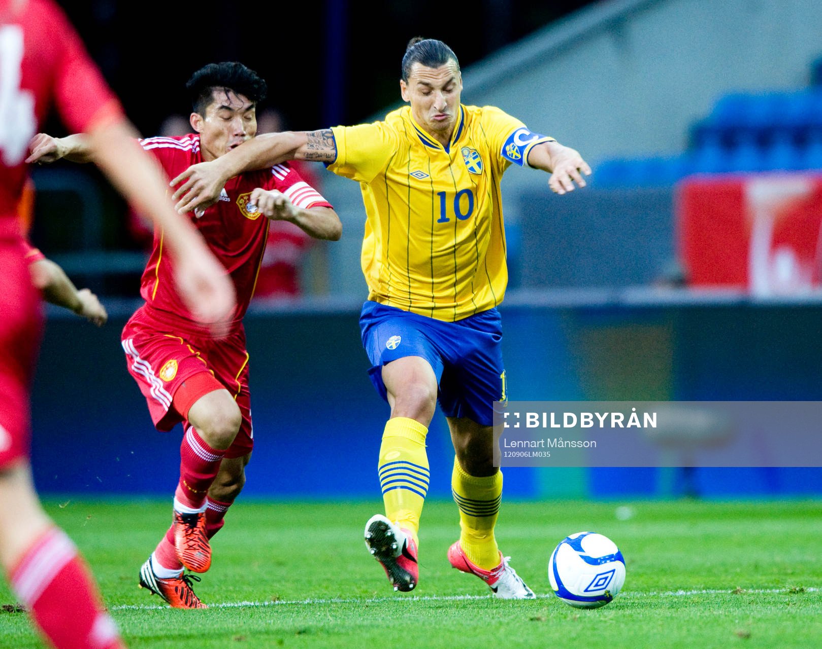 Zlatan Ibrahimovic, Sverige, sätter en armbåge i ansiktet