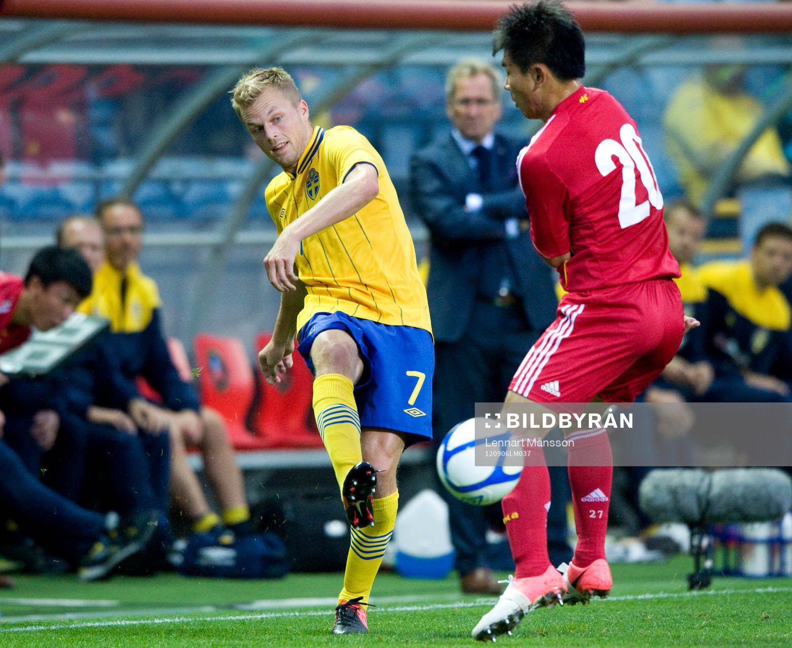 Sebastian Larsson, Sverige, och bakom skympar Erik Hamrén,