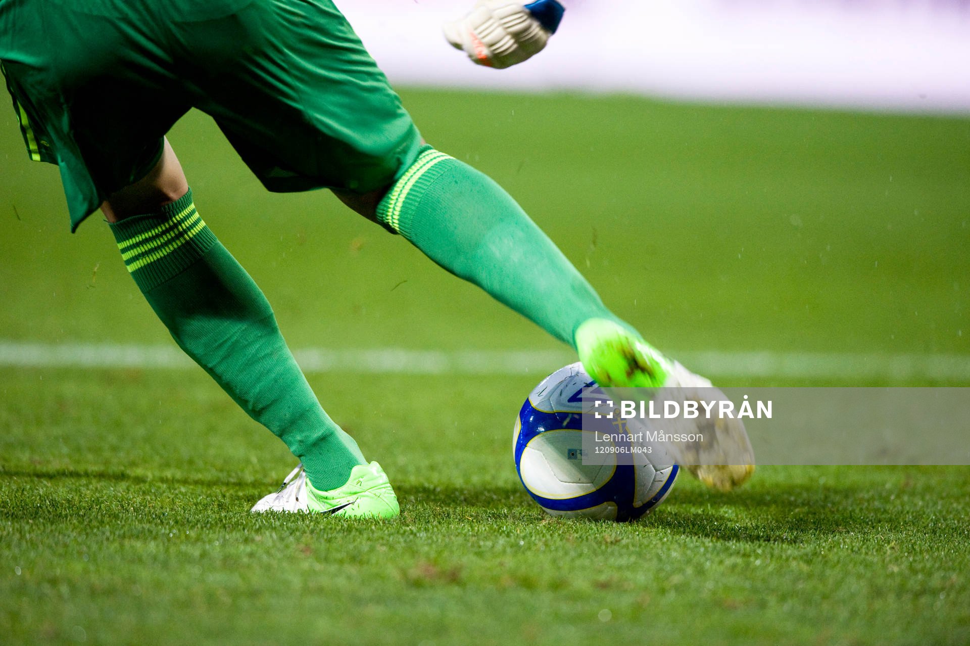 Tillslag, inspark, fot, fotboll, fotbollsskor, strumpor