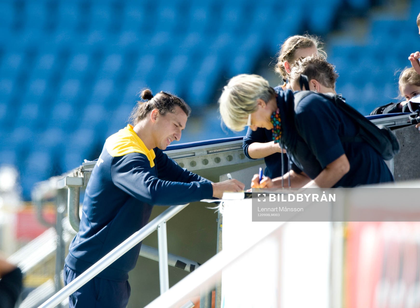 Zlatan Ibrahimovic skriver autografer