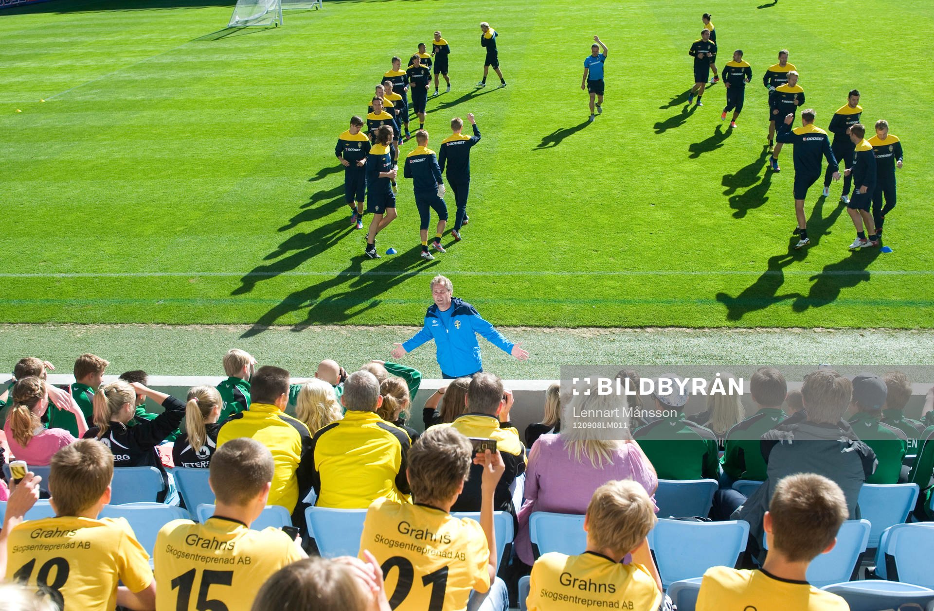 Uppvärmning, då undervisar Erik Hamrén ett gäng