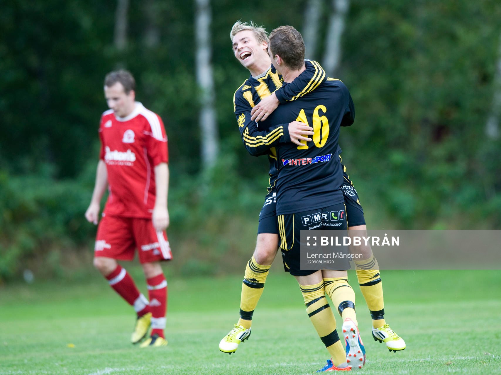 0-1, Mattias Andersson, som grattas av Ekrem Dibrani, IFK