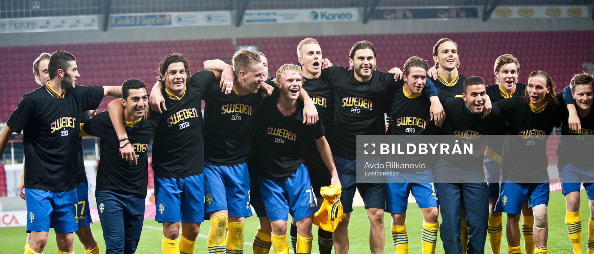 U21 trupp visar upp EM trojan, jubel, glädje