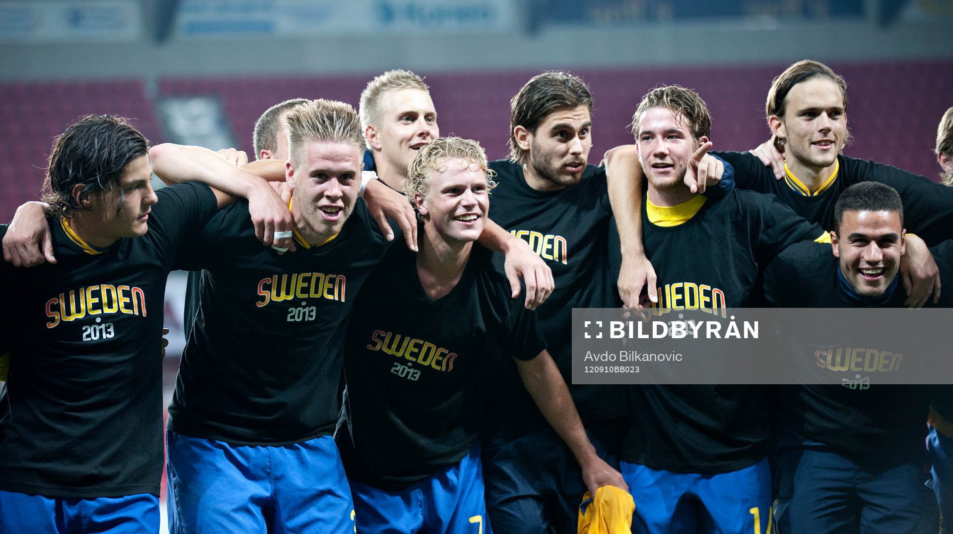 U21 trupp visar upp EM trojan, jubel, glädje