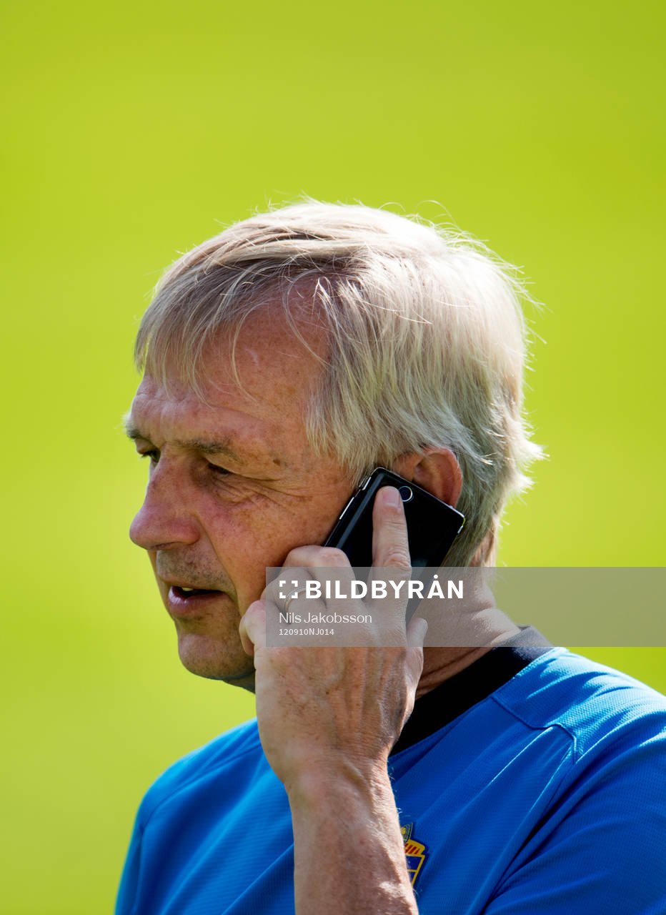 Lars Richt, pratar i telefon