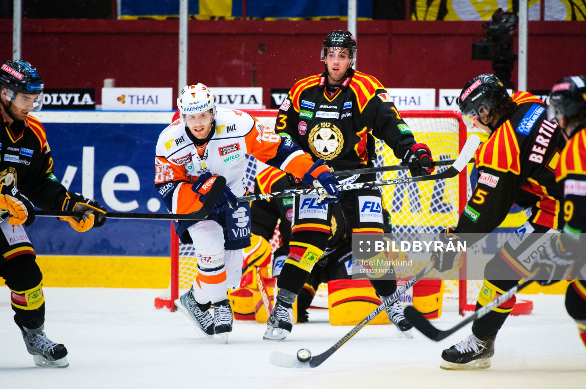 Liam Reddox, Växjö, och Ryan Gunderson, Brynäs, ser