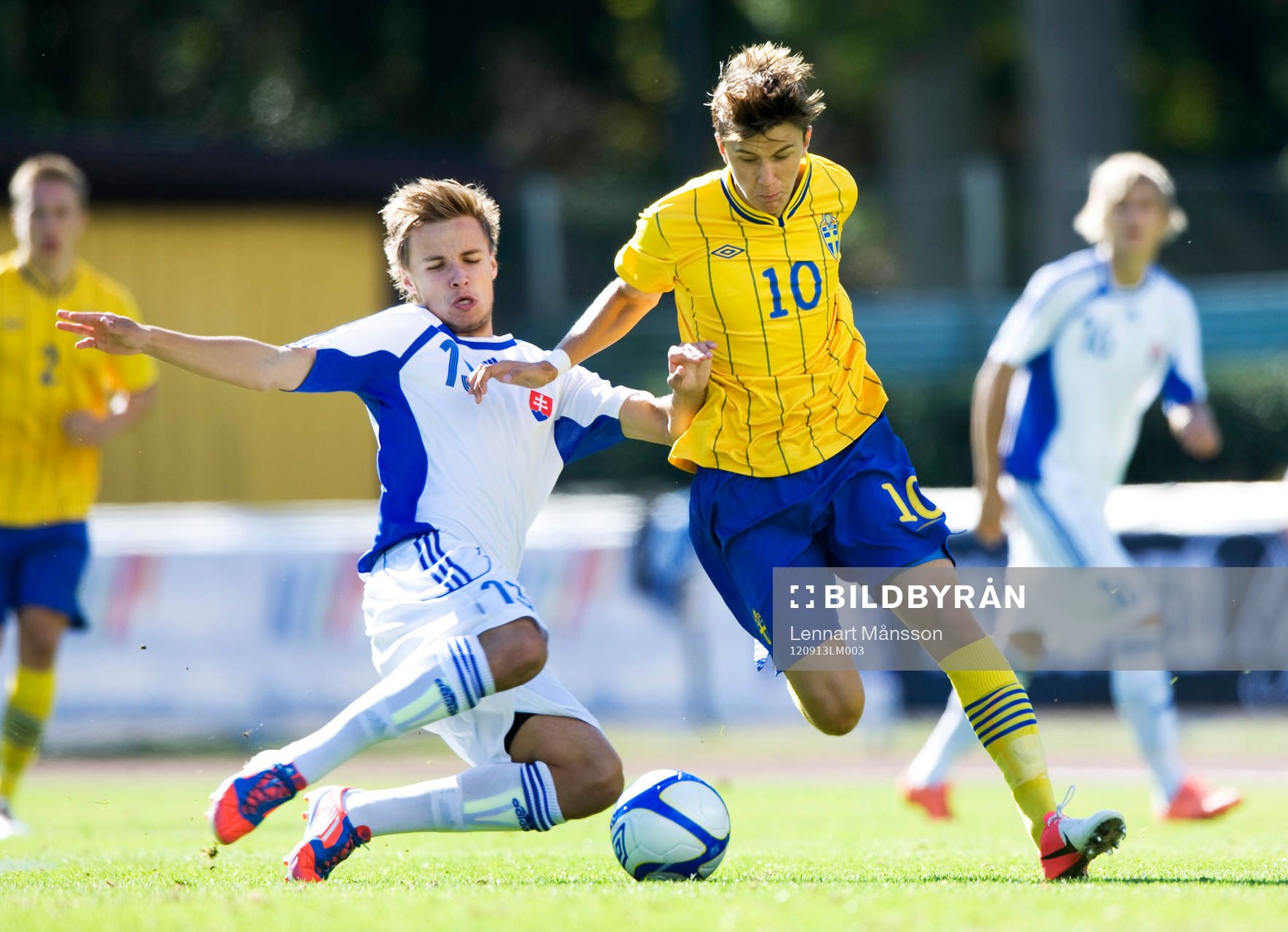 Kristoffer Olsson, Sverige, tacklas av Matej Jakobek,