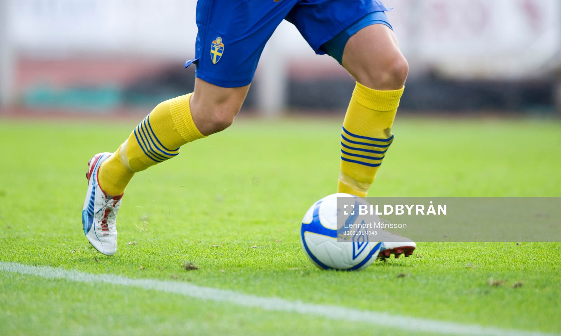 Fot, boll, gräsmatta, fotbollsskor, fotbollsstrumpor