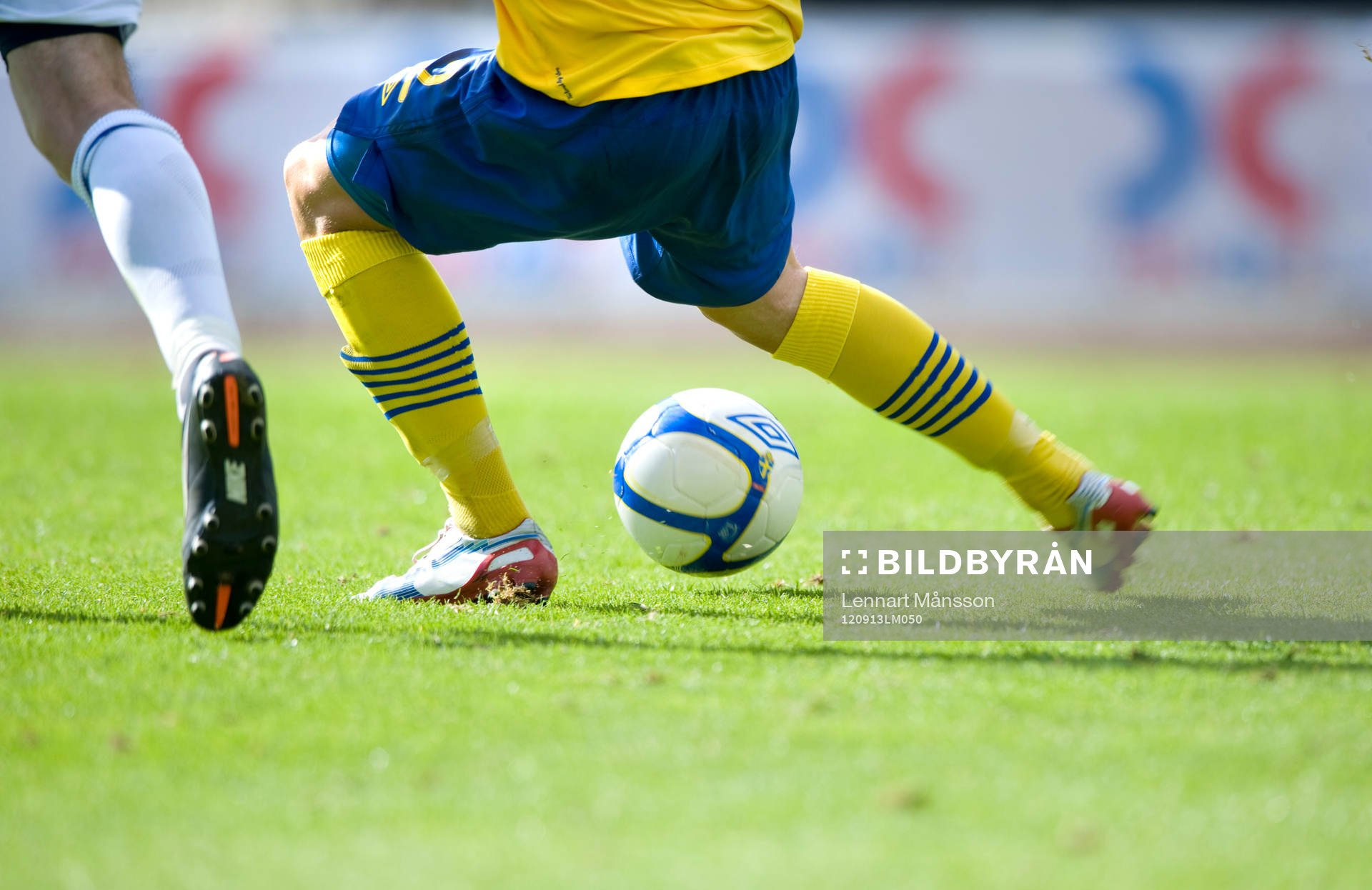 Fot, boll, gräsmatta, fotbollsskor, fotbollsstrumpor