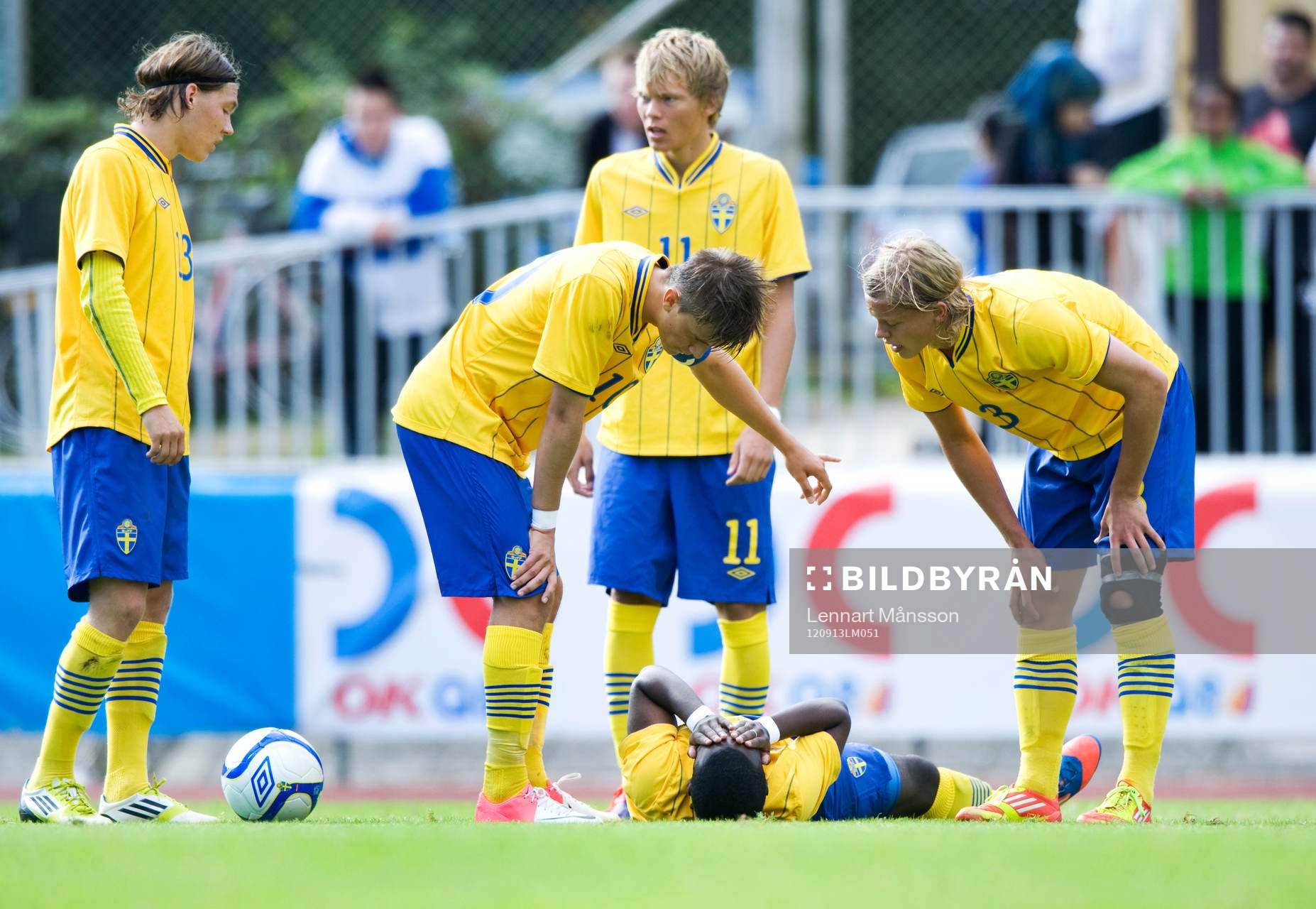 Skada, skadad, lagkamrater skyndar till