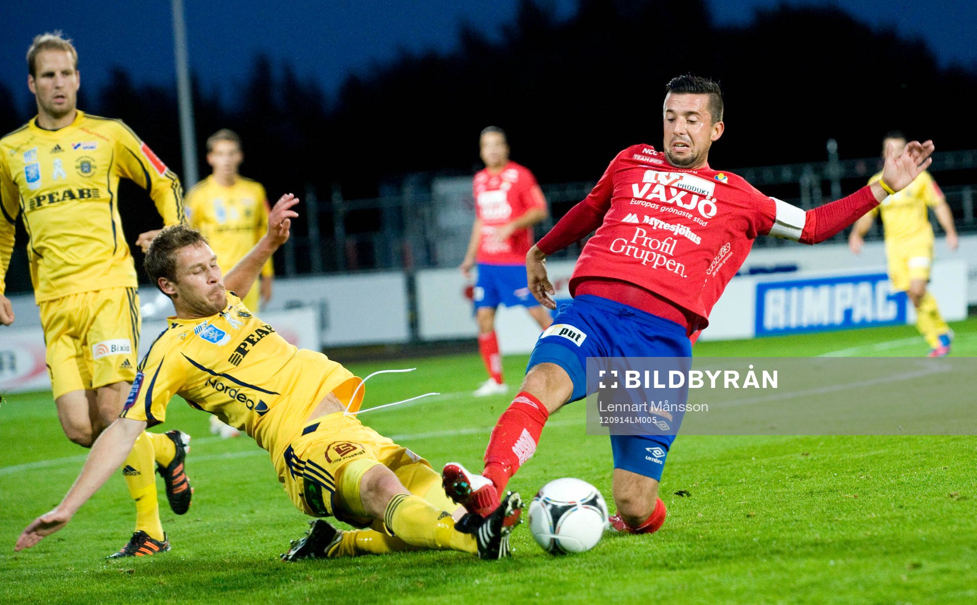 Denis Velic, Öster och tacklas av Björn Westerblad,