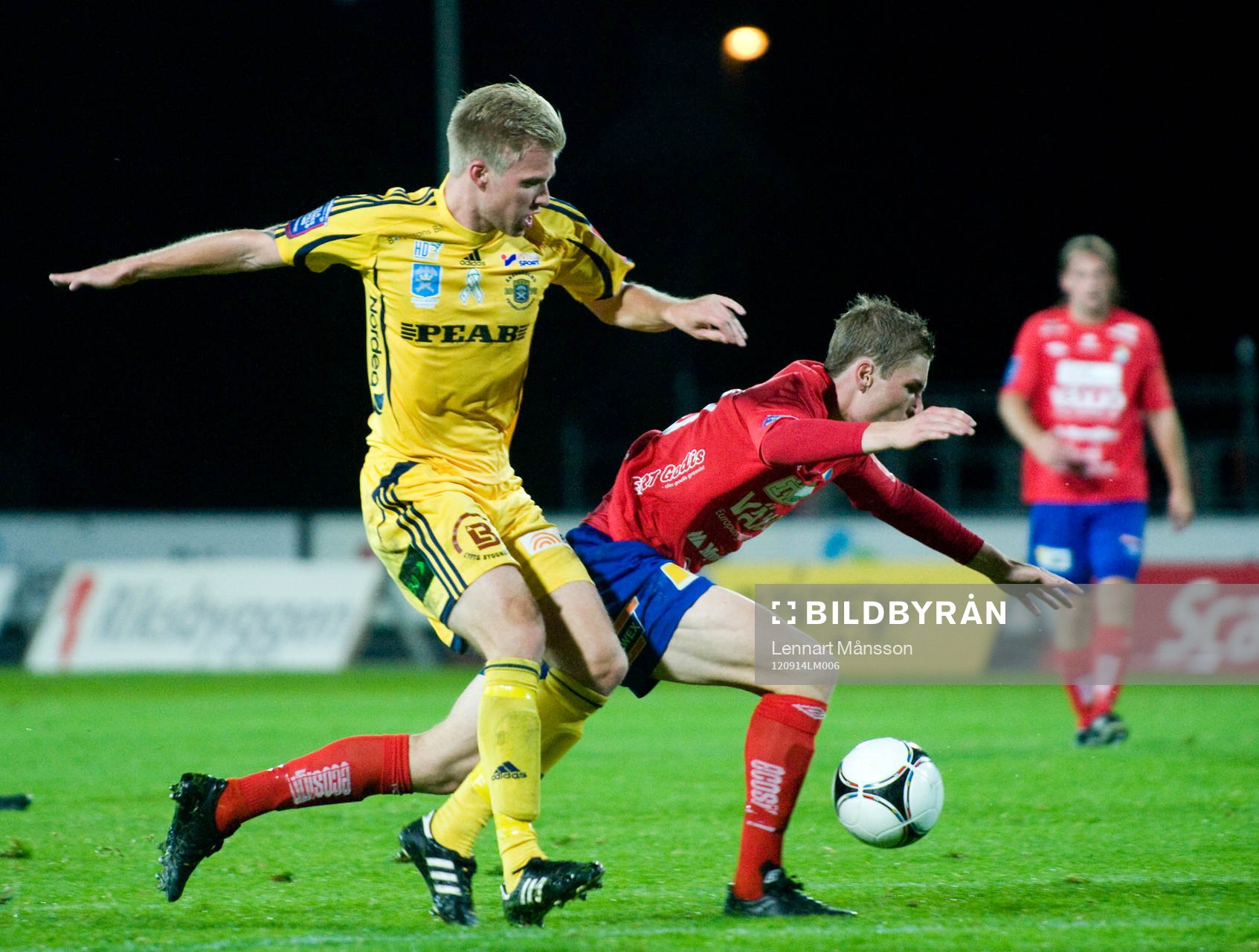 Robin Nilsson, Ängelholm, tacklar Marcus Bergholtz, Öster
