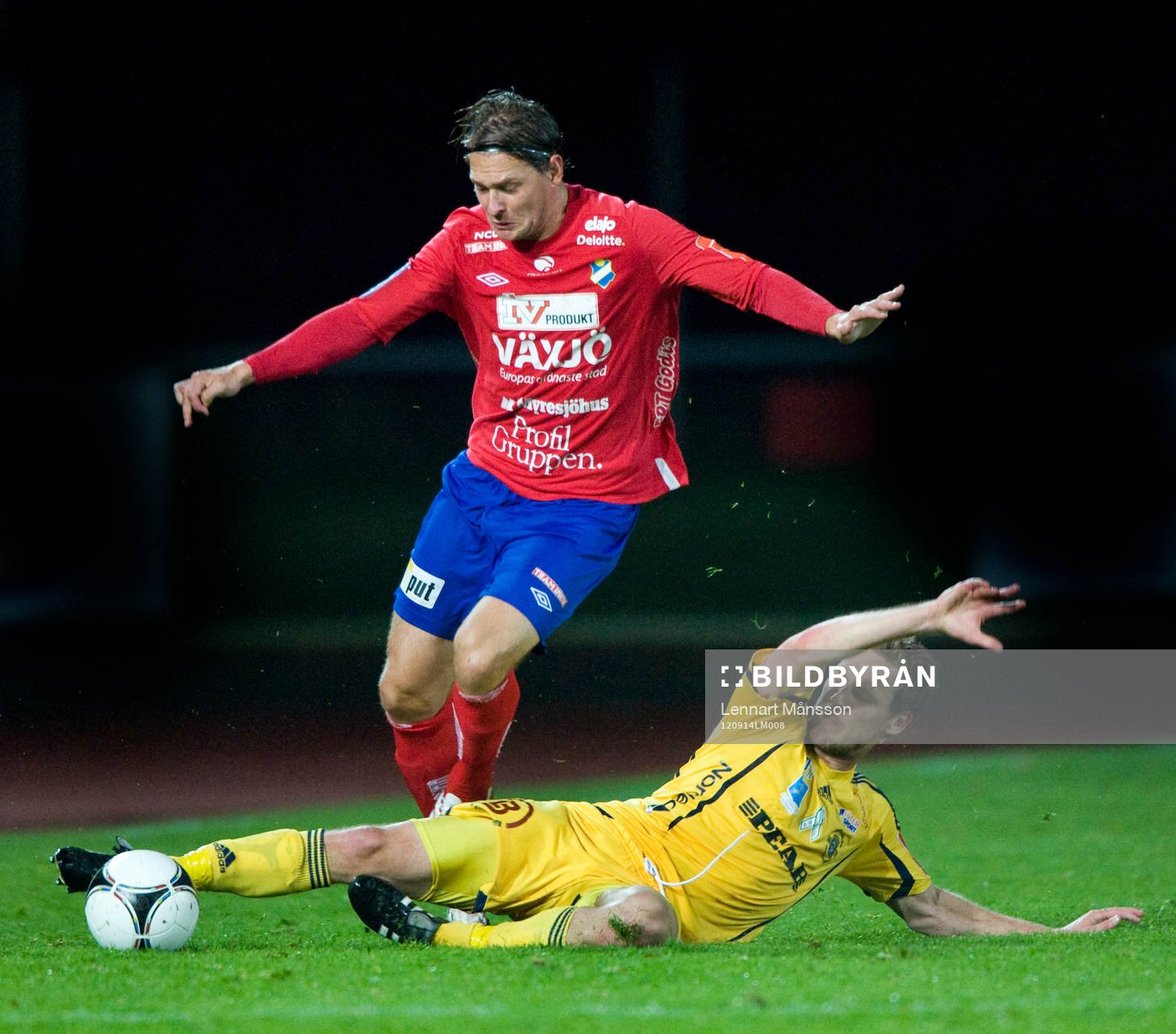 Johan Nilsson, Ängelholm, tacklar Freddy Söderberg, Öster