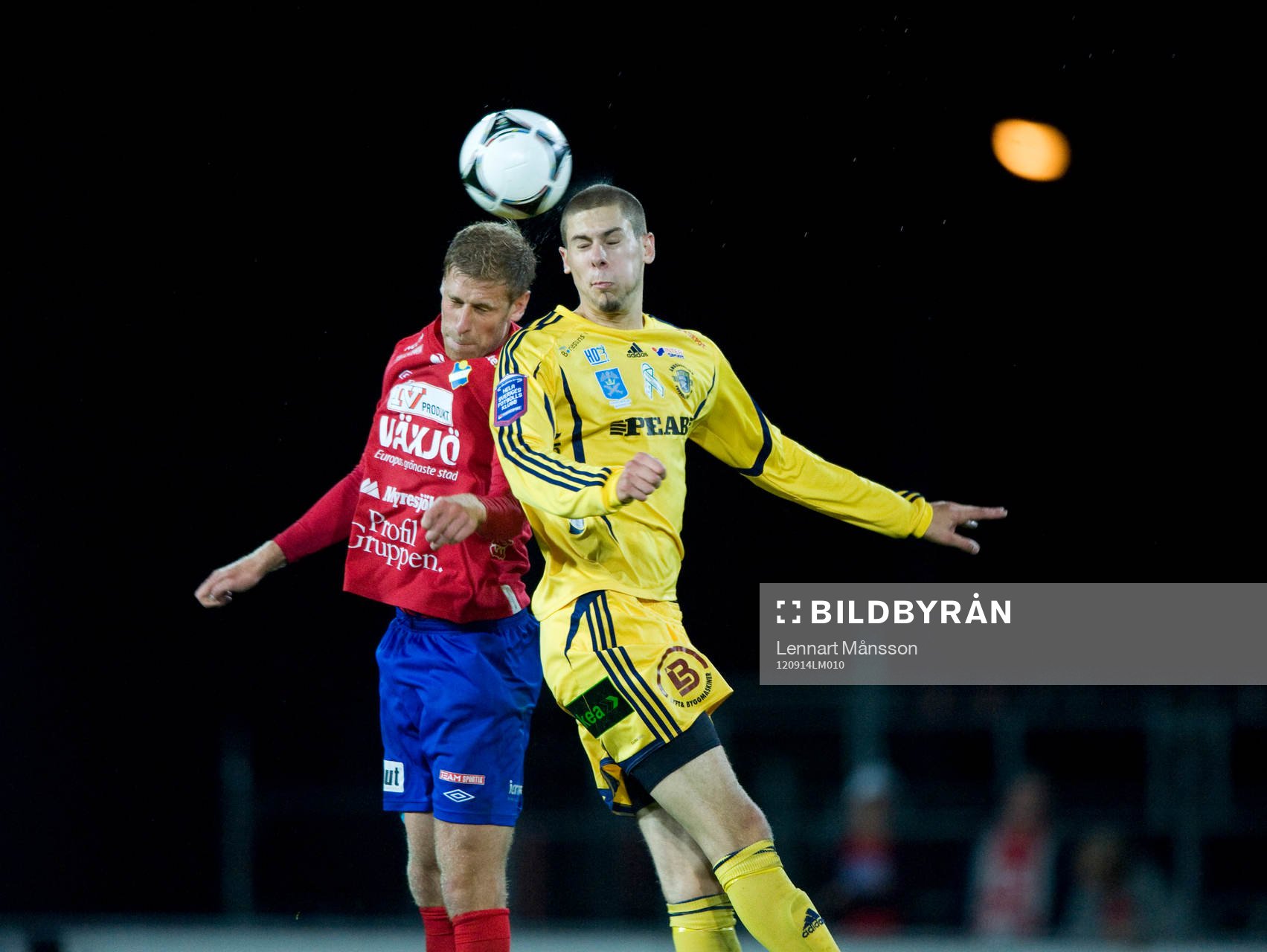 Robin Simovic, Ängelholm, tacklar Stefan Karlsson, Öster