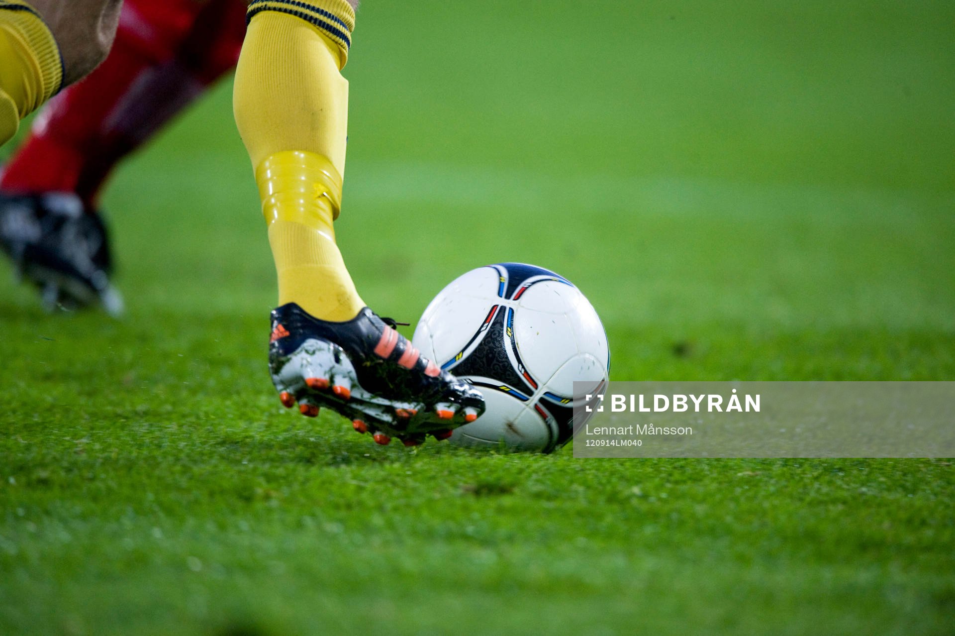 Fot, boll, fotboll, fotbollsskor, gräs, fotbollsstrumpor,
