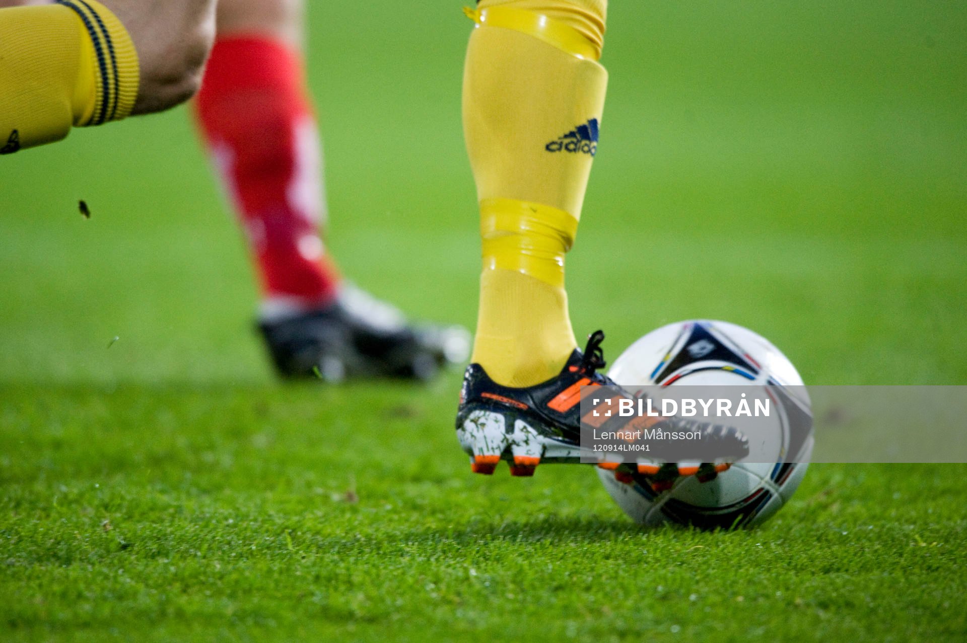 Fot, boll, fotboll, fotbollsskor, gräs, fotbollsstrumpor,